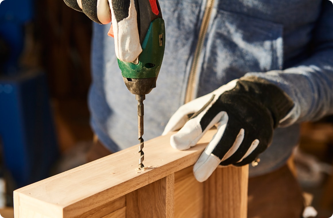 穴開け錐でBの側面にHが入る貫通穴を開ける