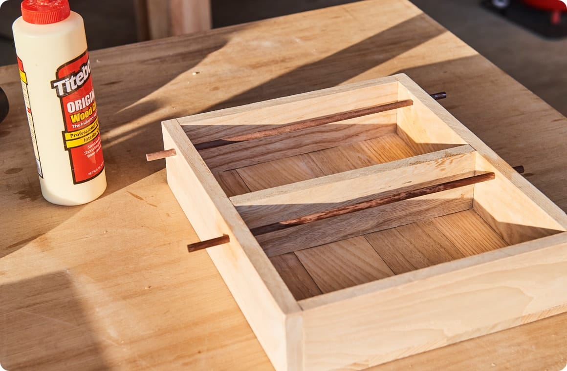 貫通穴にHを入れて貫通穴部分をボンドで接着