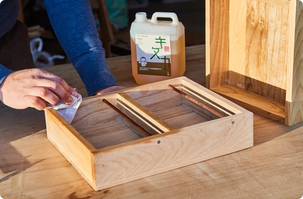 全体に塗料を塗る