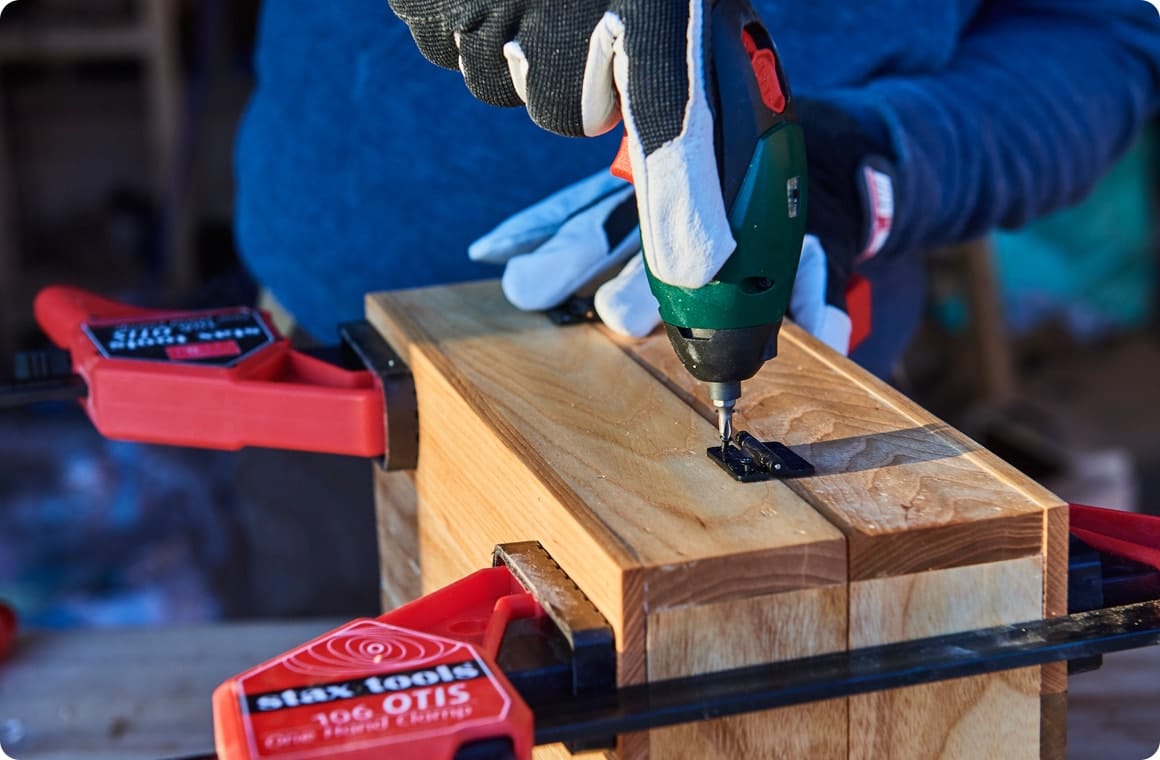 塗料が乾いたら金具の取り付け作業