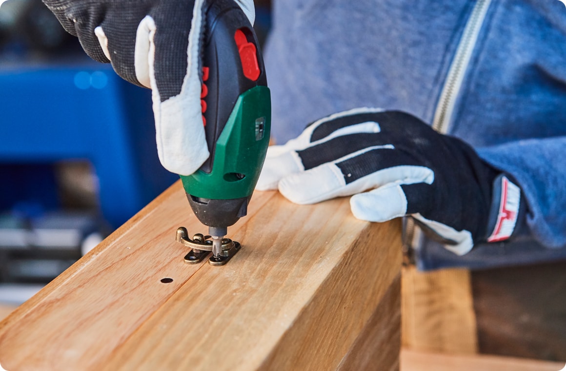 開きの部分に蝶番、天板にアイアン引き出し取っ手