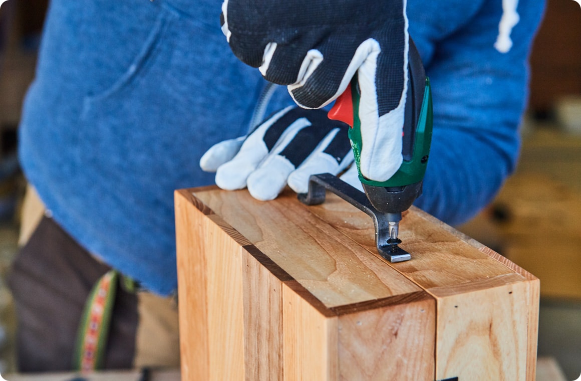 閉じの部分に小箱用スイングキャッチをそれぞれビス留めしたら完成