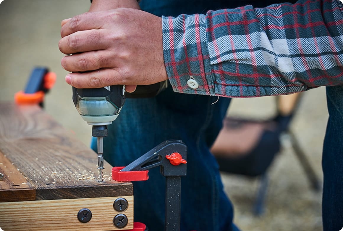 ビス留め、脚先のヤスリがけをすれば完成です