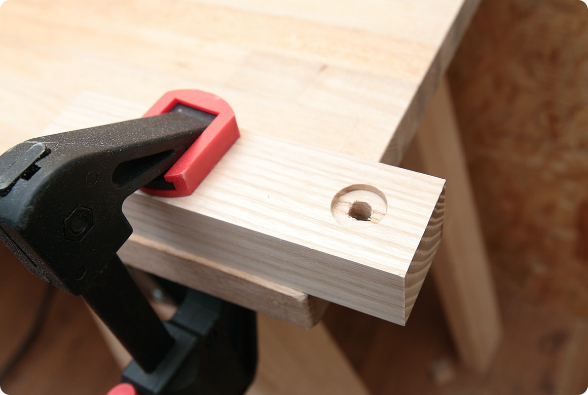 ジョイントボルトをつける木材は、ジョイントボルトを締めたあとにフラットになるように、あらかじめドリルで穴をあけておく