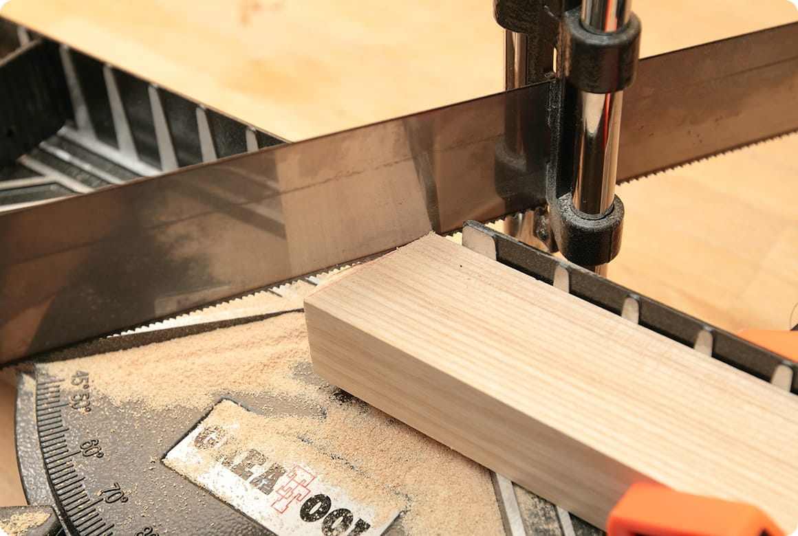 4.脚の部分を斜めにカットしておく