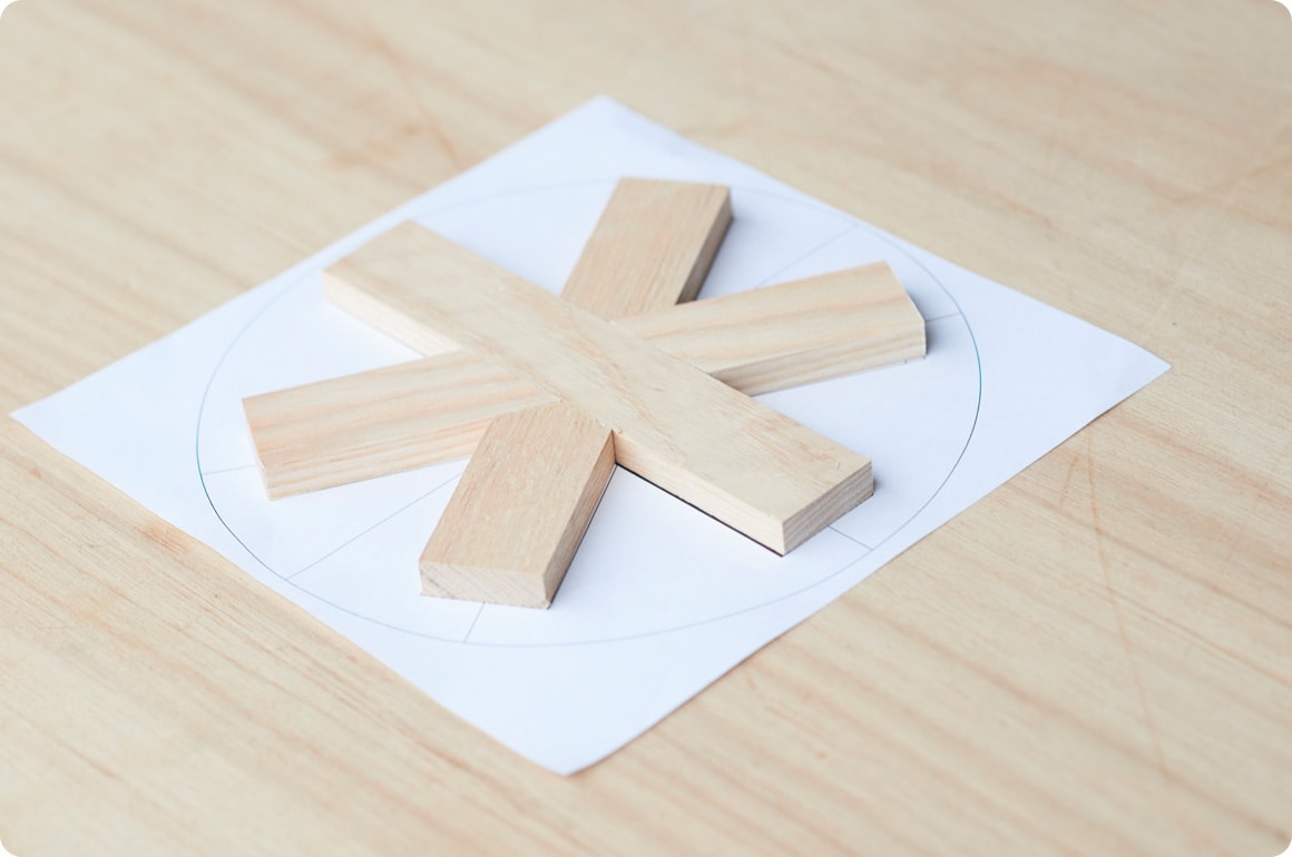 今回最も頭を悩ませたのが、台座部分の形でした