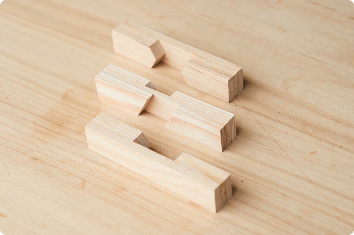 貼り合わせ時のズレを防ぐため、原寸の台紙を用意し、確認しながら貼り合わせます