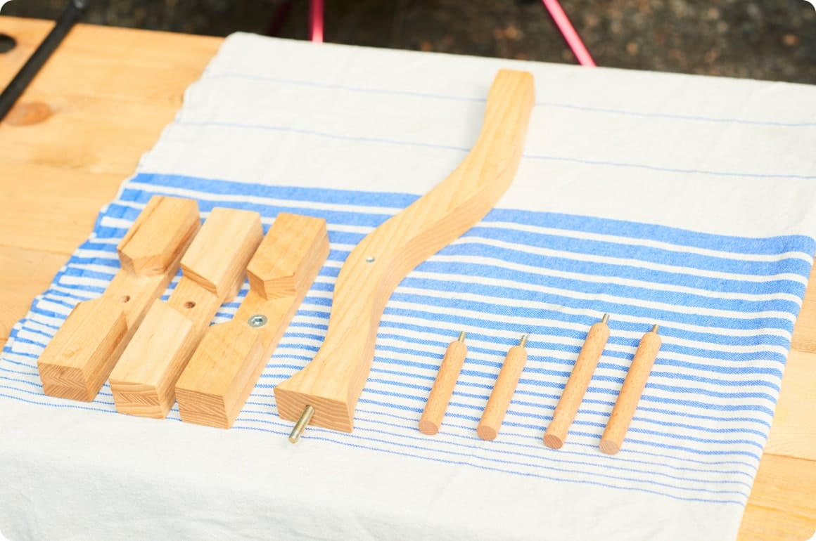 ボックスの中が見えるよう、一面は透明な塩ビ板を装着