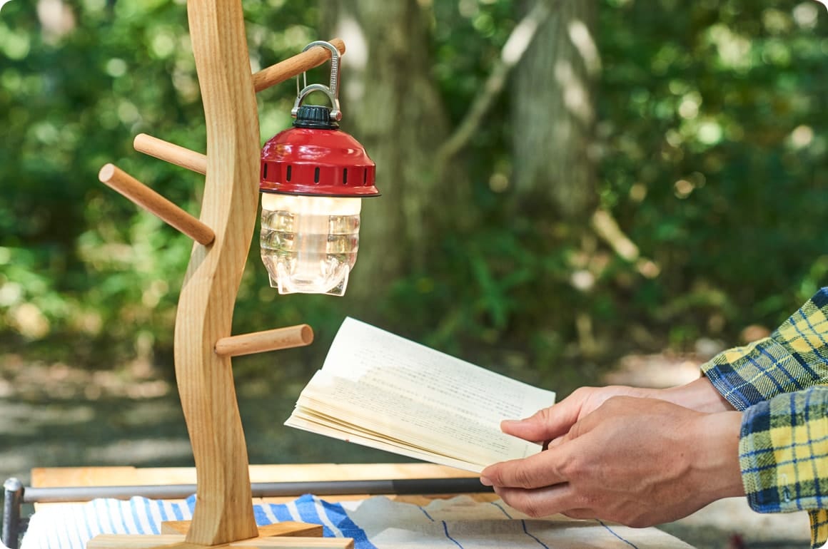 手元を照らしたい時のランタンスタンドとしても便利