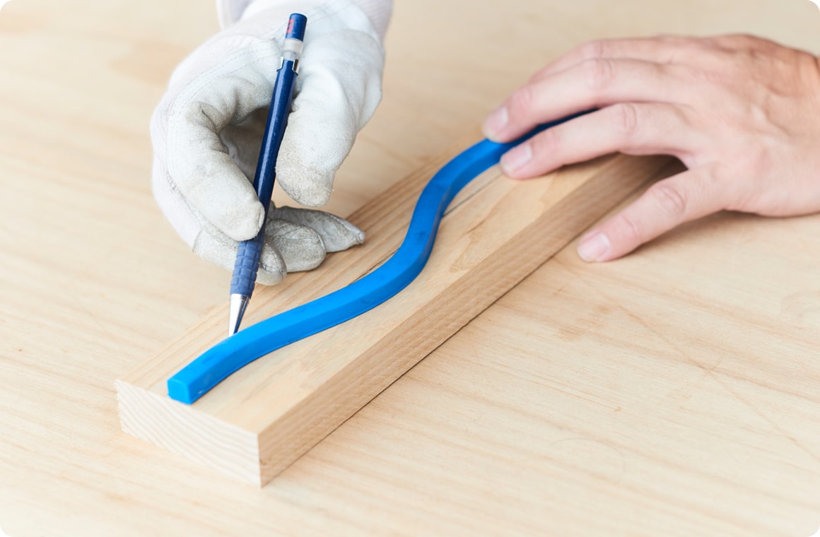 自在曲線定規で曲線の型を作り、ラインに沿ってAにエンピツで下書きをする