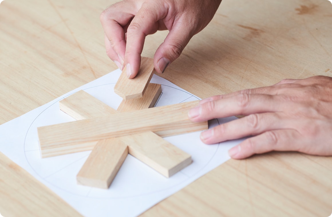 2段目の木材をボンドで貼り付ける