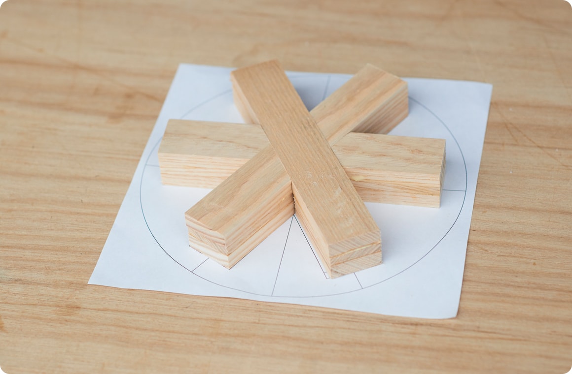 続いて3段目の木材をボンドで貼り付ける