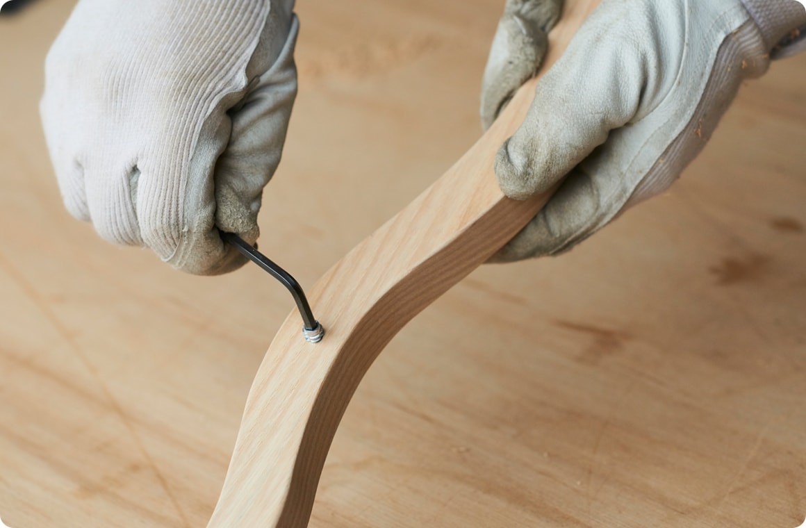 Aの支柱に鬼目ナットM4を、六角レンチでねじ込む