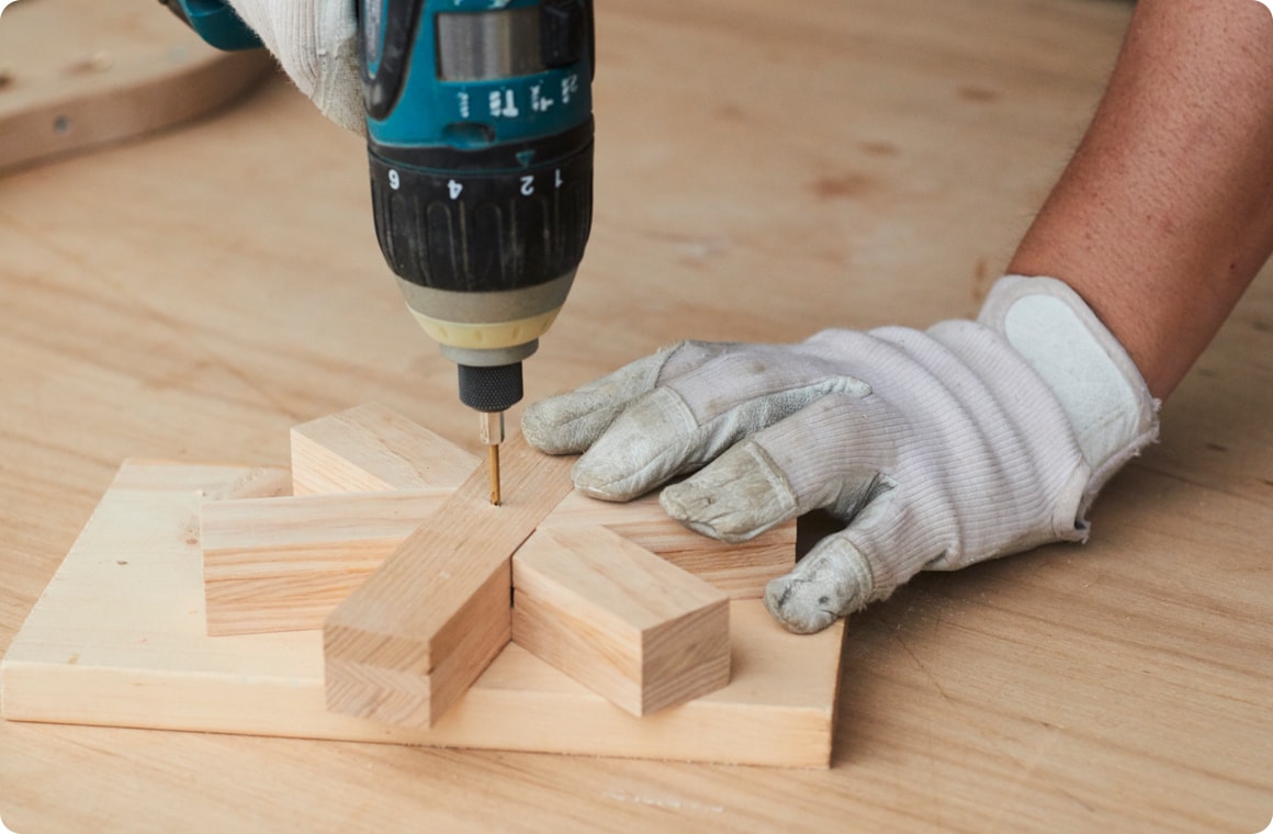 ボルト穴の位置のズレを防ぐため、台座を組んだ状態で下穴を開ける