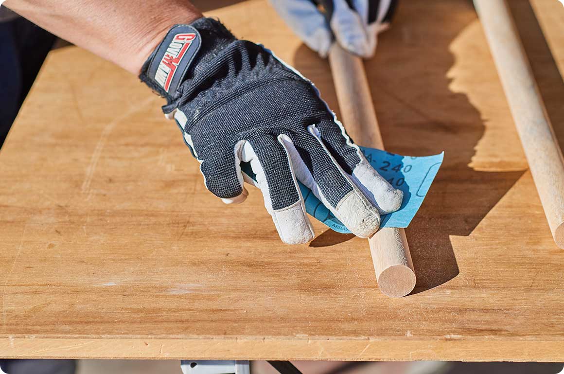 X字の開閉式脚フレームにはアルミ板をチョイスし、木材は手に入りやすくて軽量なブナ、エゾマツにしました