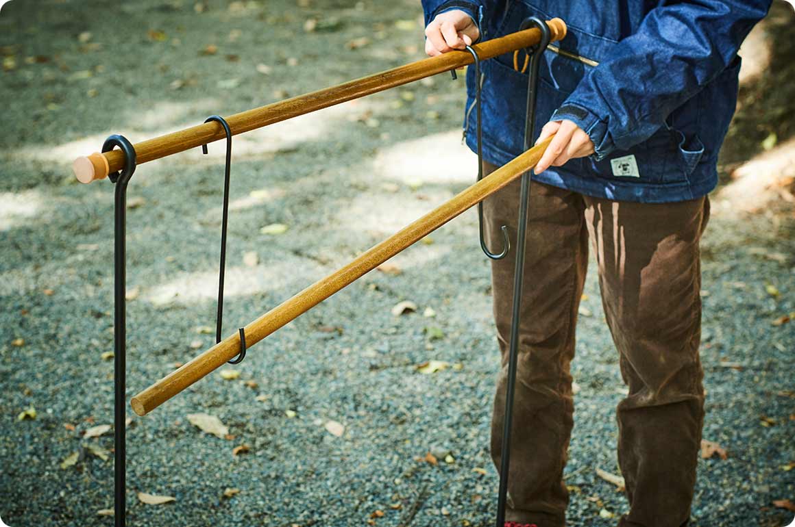 そしてキャンプで重宝する実用的アイデアが、カップのサイズに応じてスタンドの高さを変えられること