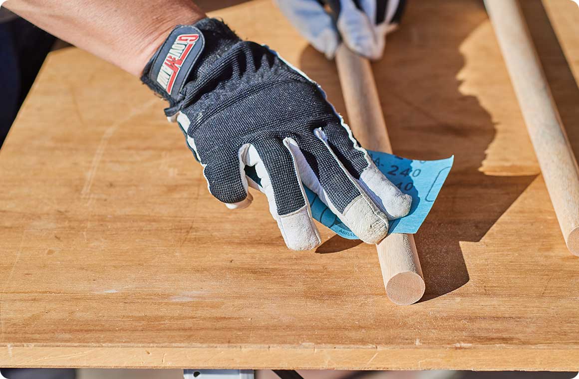 丸棒にヤスリがけをし、バリをとってなめらかにしたら