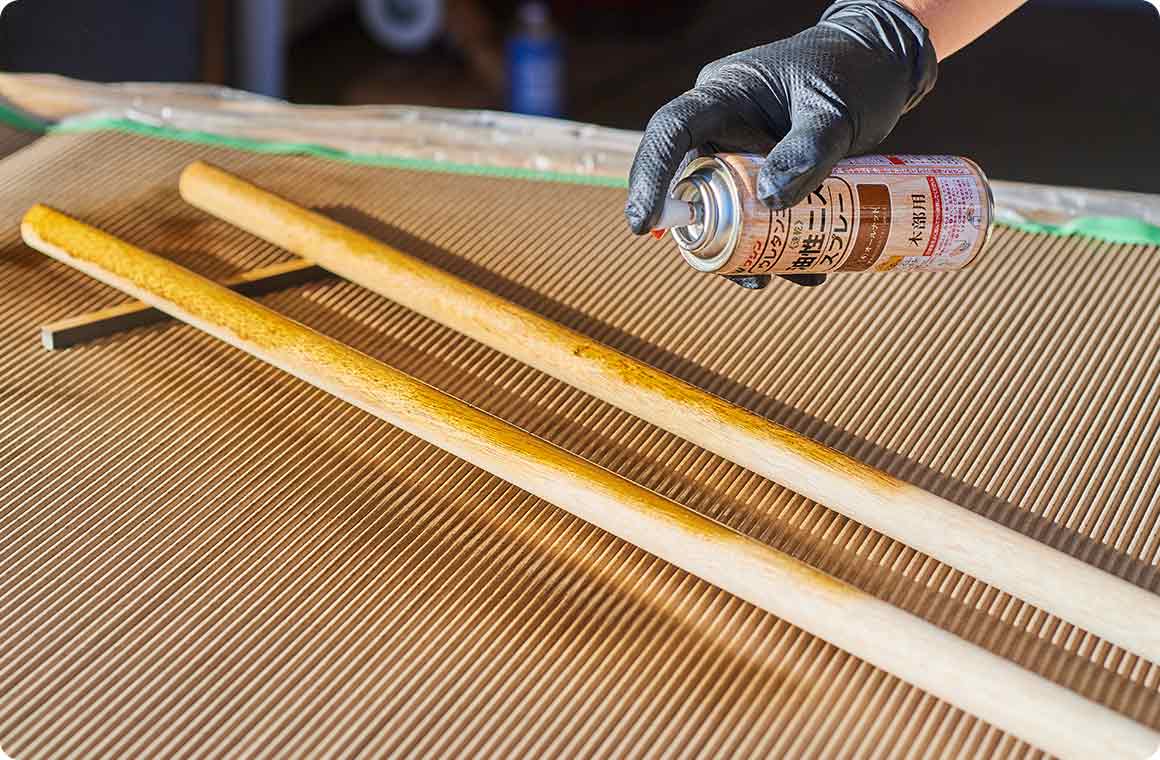 油性ニススプレーを塗布