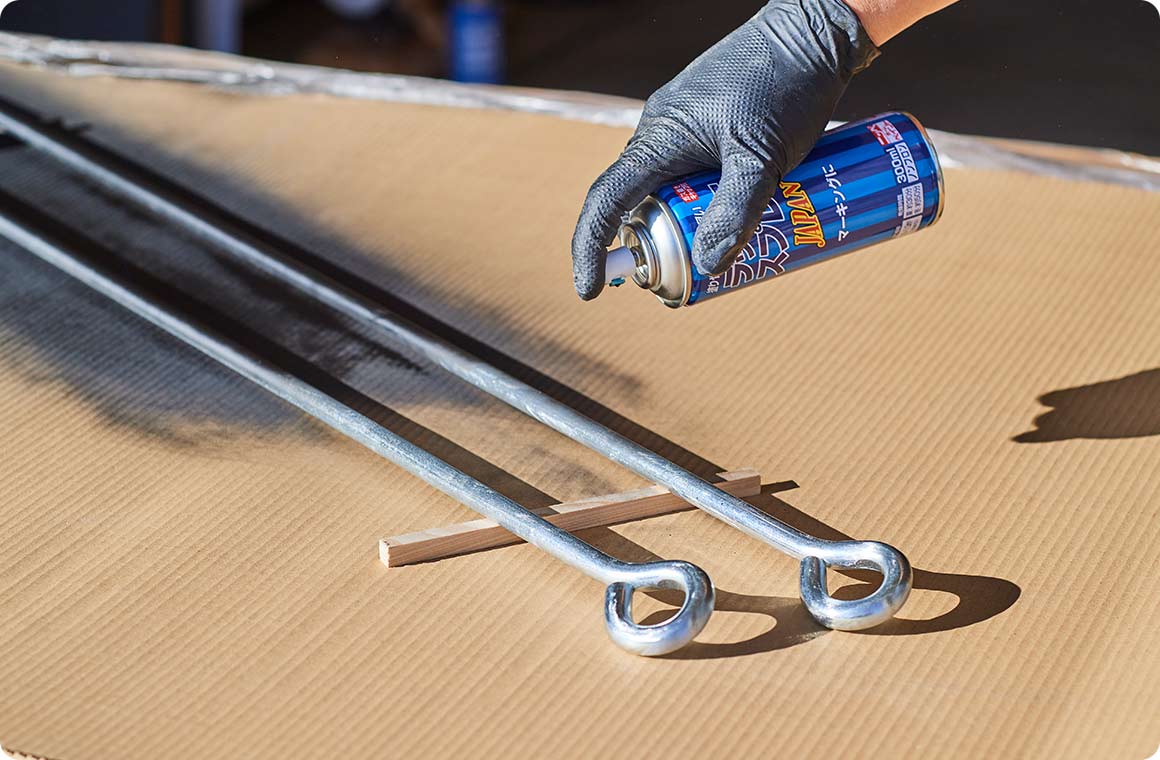 ロープ止めにラッカースプレーを塗布。