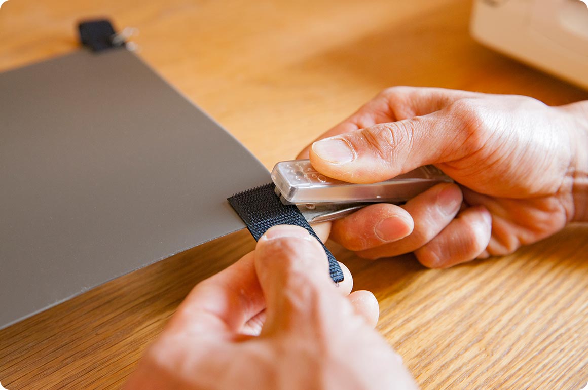 仕切り板は100均ショップ等で購入できる樹脂製板で、ハサミとホチキスであっという間に作業完了