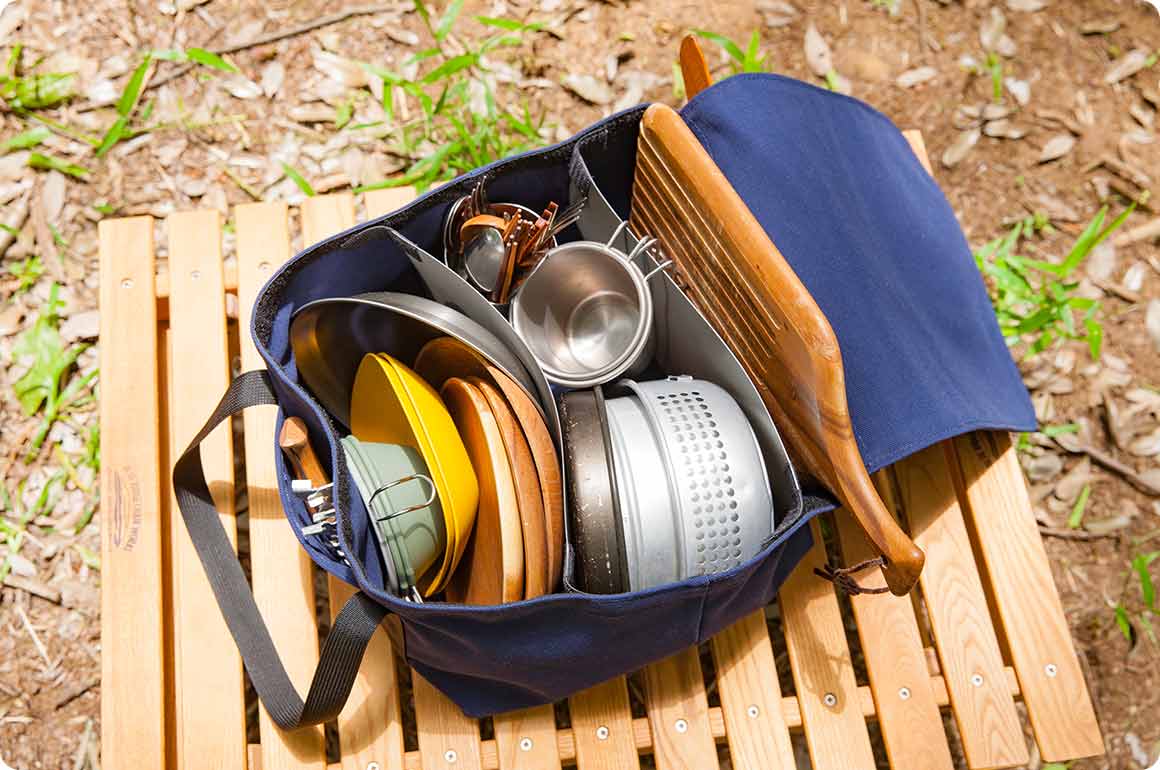 仕切り板は、バッグの内側に取り付けた面ファスナーで、好きな位置に自由に取り付けることが可能