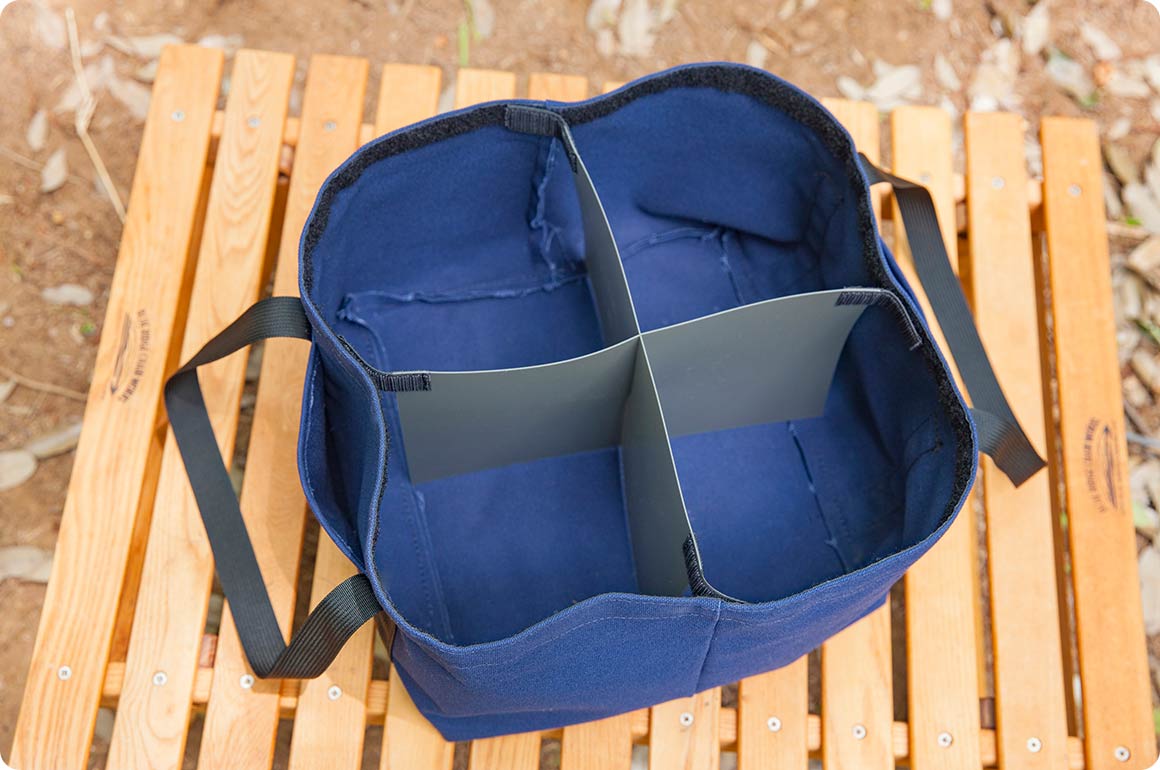 バッグの内側にぐるりと取り付けた面ファスナー（メス）は、このような使い方にもフレキシブルに対応します