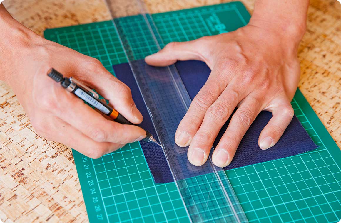 ポケット用（17×18cm）の生地、17cmの辺側2cmのところに線を引く