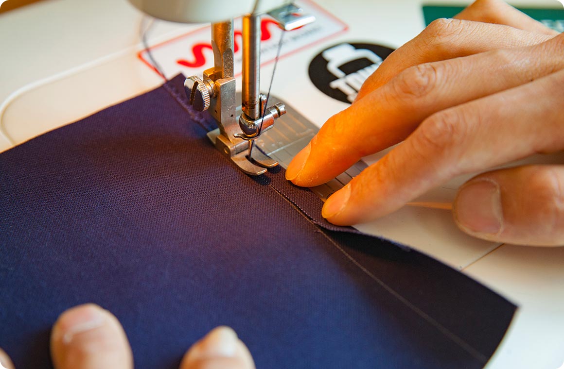 線に合わせて1cm山折りにして縫い合わせる