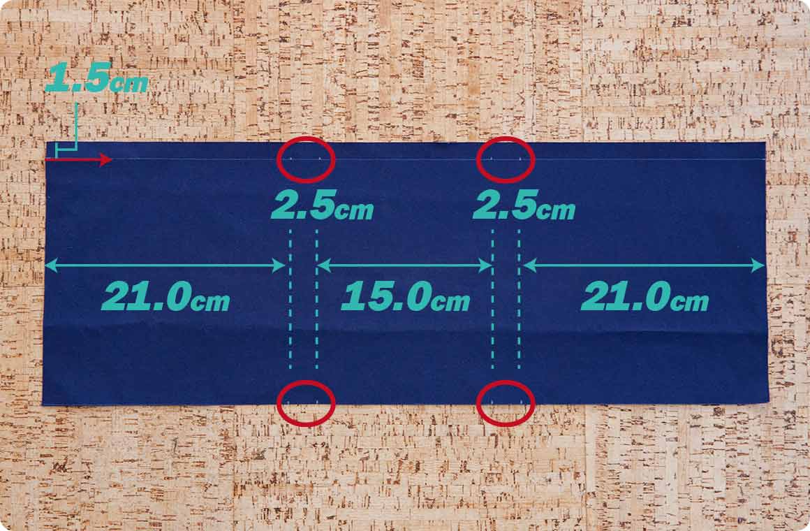 側面用（22.5×62cm）の生地2枚に、同様の線と印を付ける