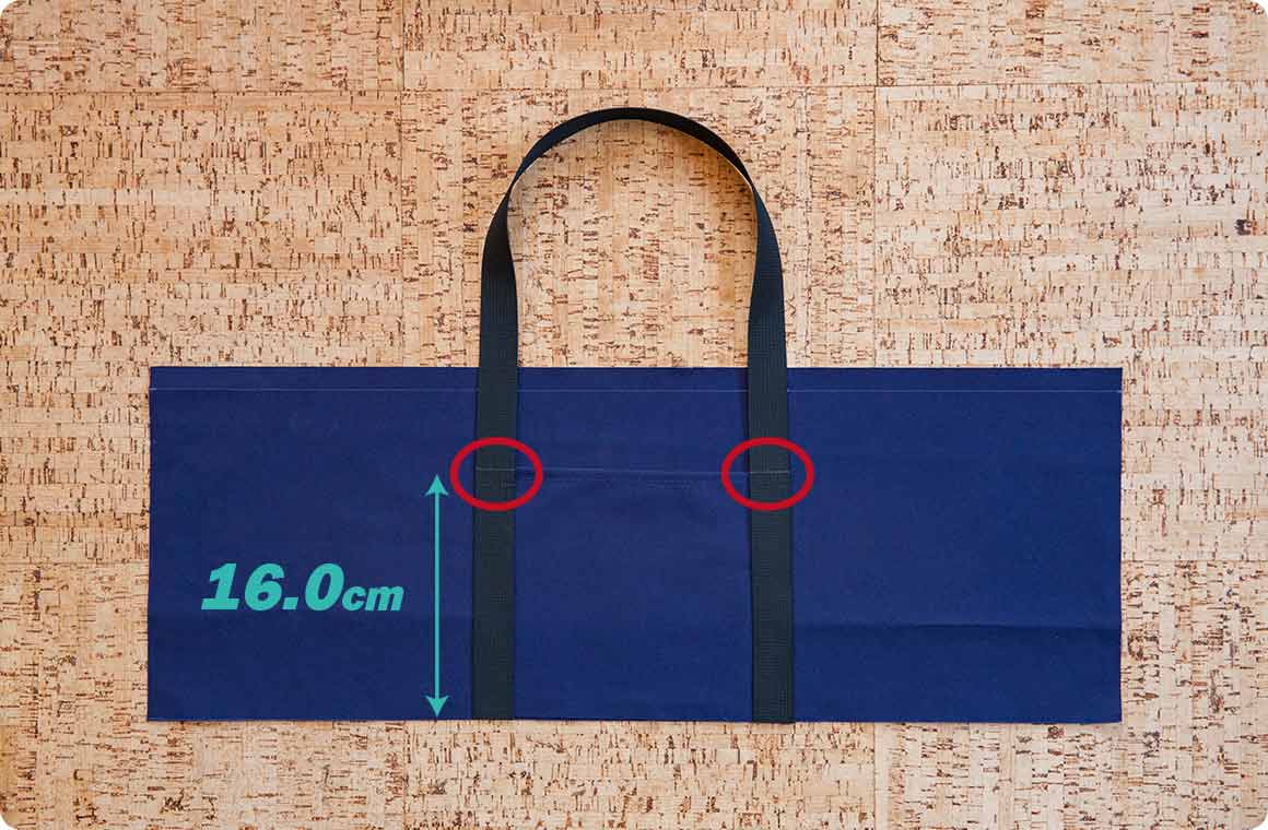 側面用の生地にポケット、取手（ナイロンテープ）を重ねて乗せ、縫い付け位置を確認