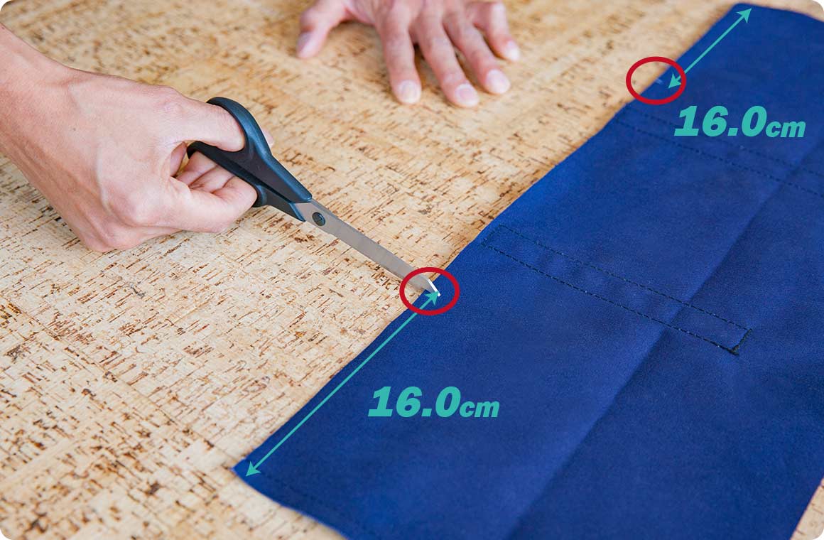 筒状になった側面生地、小口から16cmの底面部分、表裏計4カ所に印を付け、1cmの切れ目を入れる