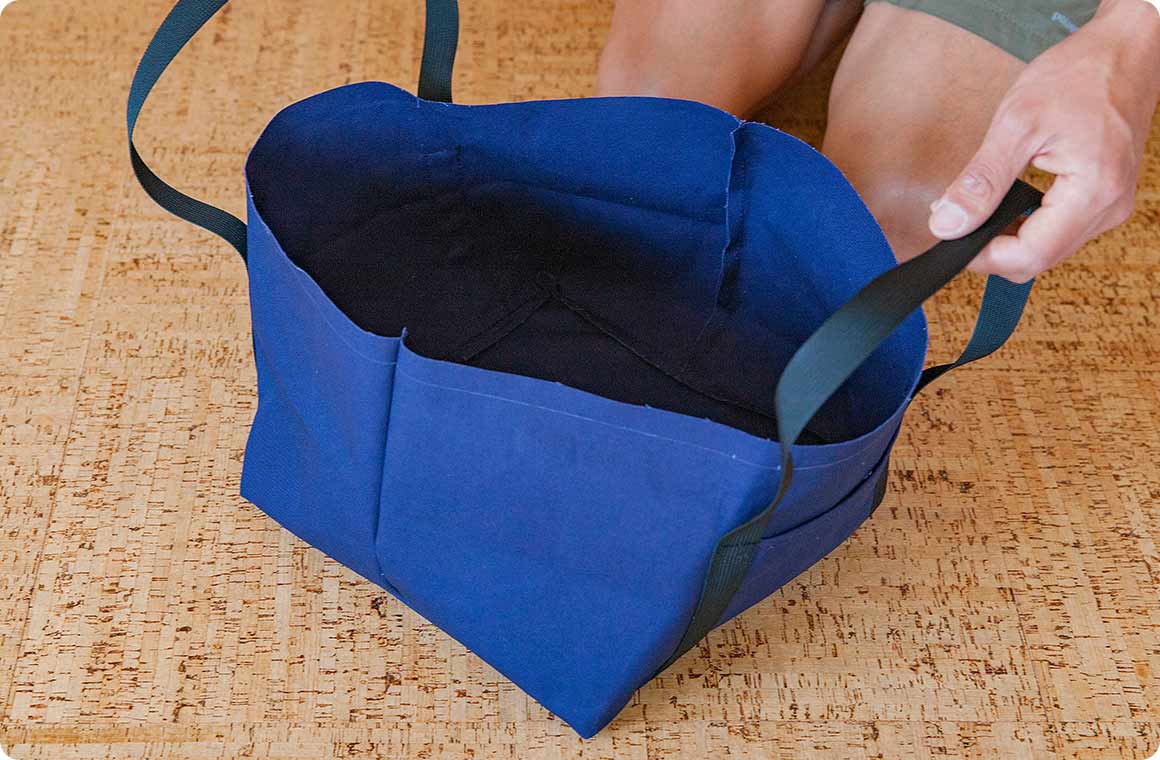 生地を裏返してトートバッグ形状にする