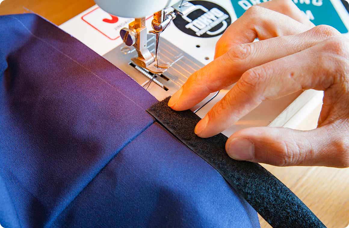 トートバッグの表面の残った直線に面ファスナー メスを合わせ