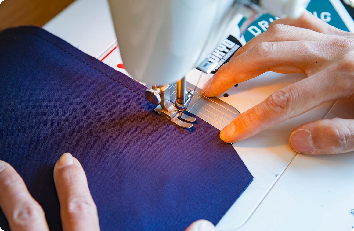 ※表裏がある生地の場合は、中表（表面同士が内側で重なり合う）に重ねて縫うように