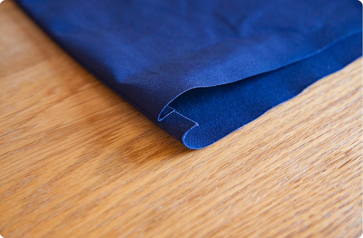 縫っていない部分から生地を表に返し