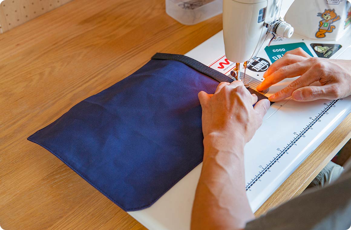 裏面の生地を内側に折って、面ファスナー オスAを縫い合わせたらフタが完成