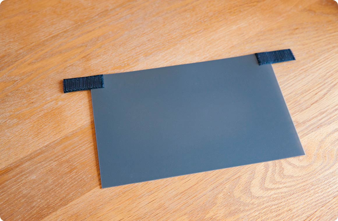 樹脂製板の端から2cmのところに面ファスナー オスB（2.5×12cm）を置き