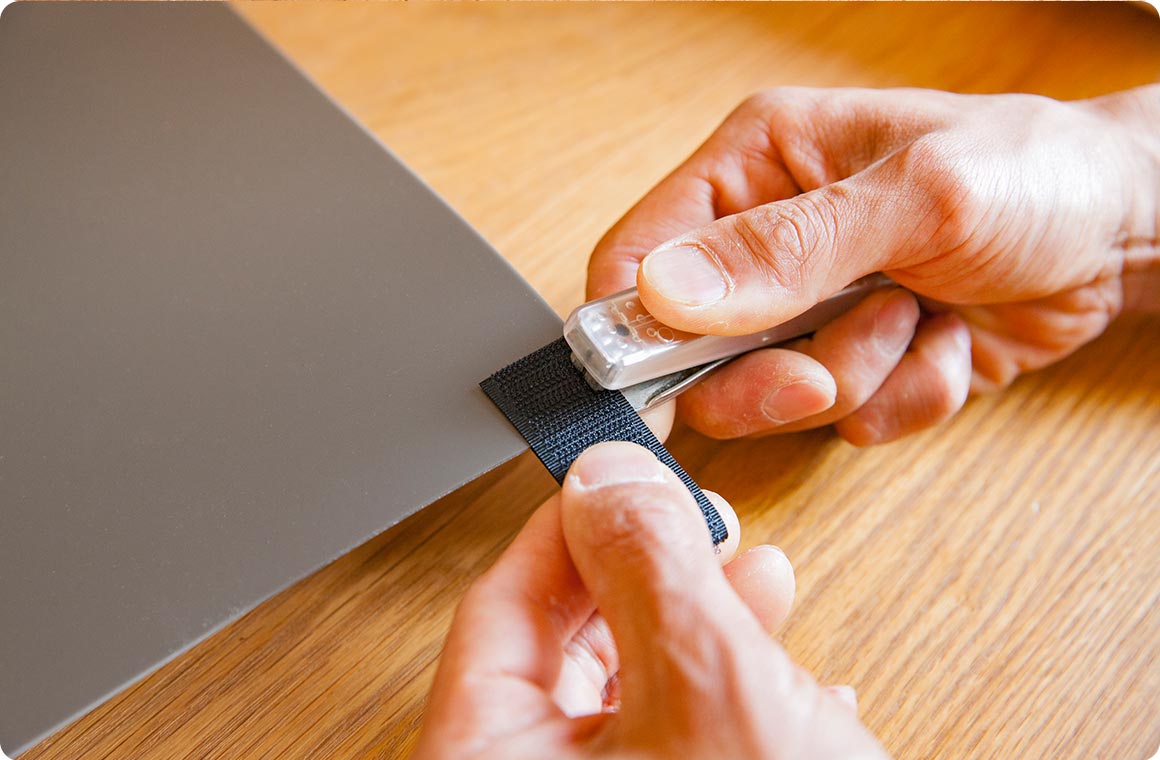 そのまま面ファスナーの中心を折り曲げて樹脂製板を挟み、ホチキスで留める