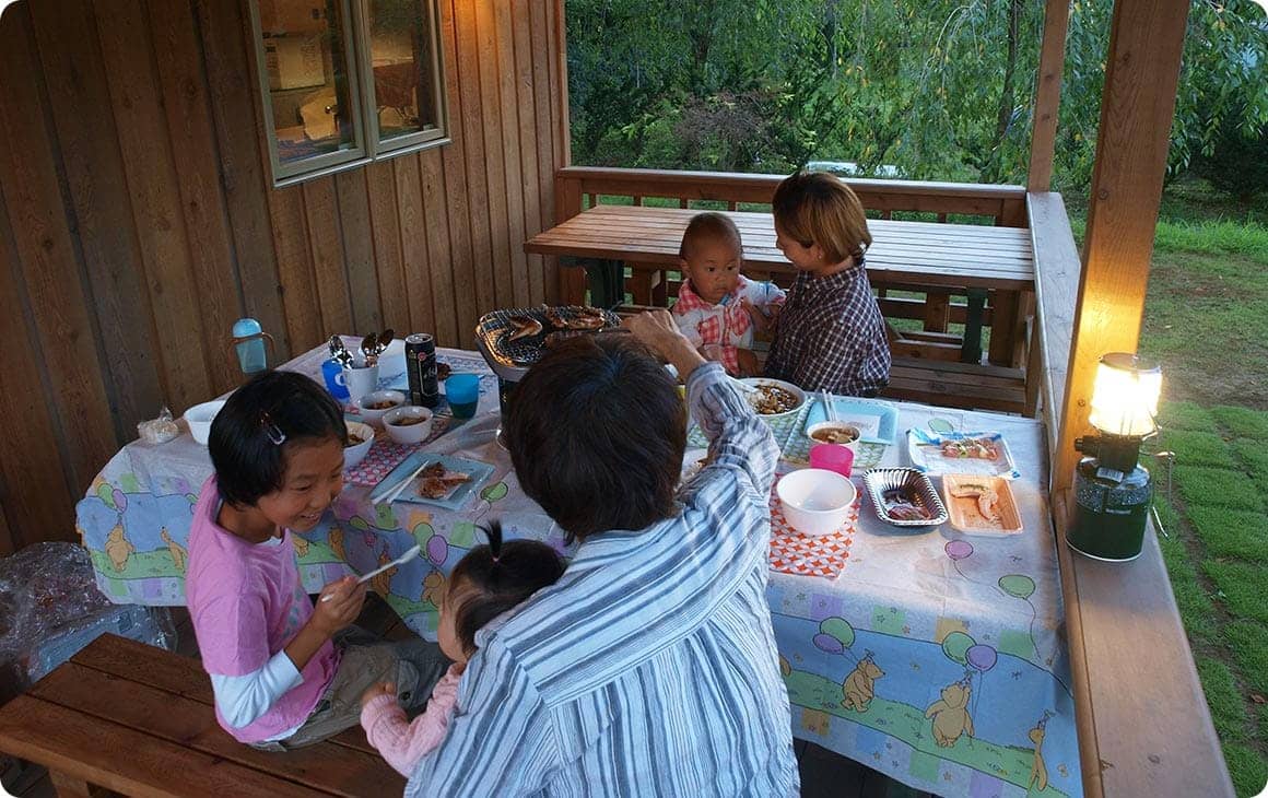 屋根付きウッドデッキのあるタイプを選べば、雨が降っても外で料理を楽むことも