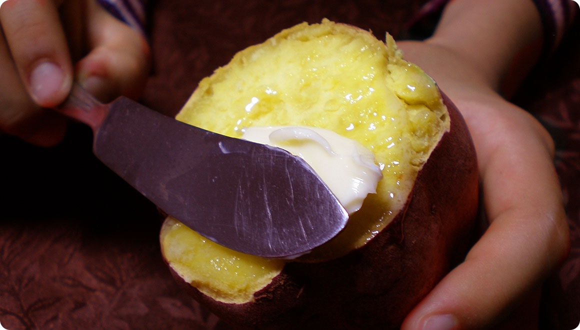 焼きたてにバターを乗せて