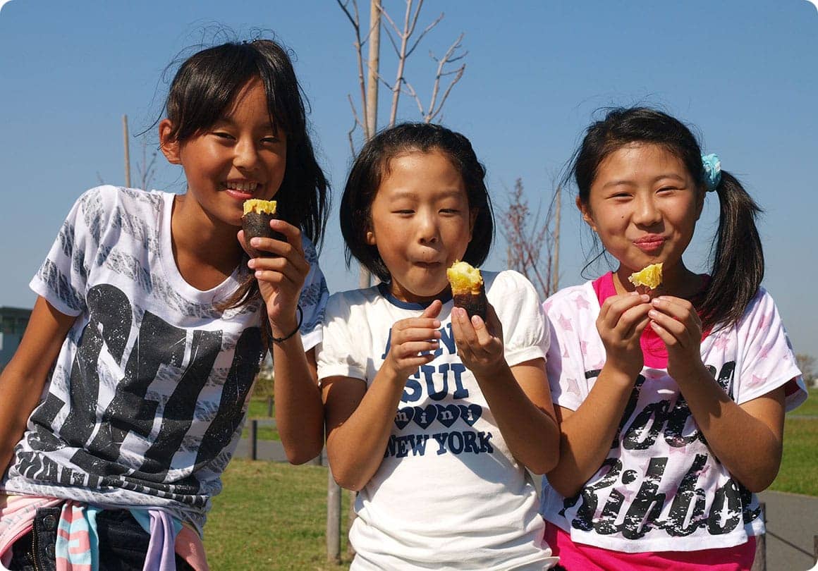 焼きいもを食べる子どもたち