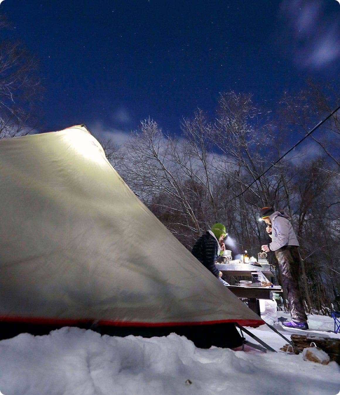 銀世界の中でのキャンプ