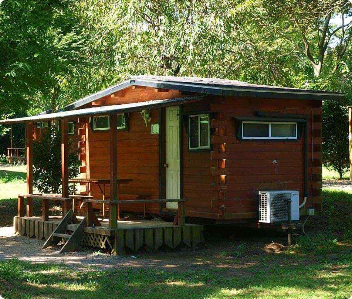 屋根つきのウッドデッキがある施設なら、清々しい空気に包まれながらランチやディナーを楽しむことも可能