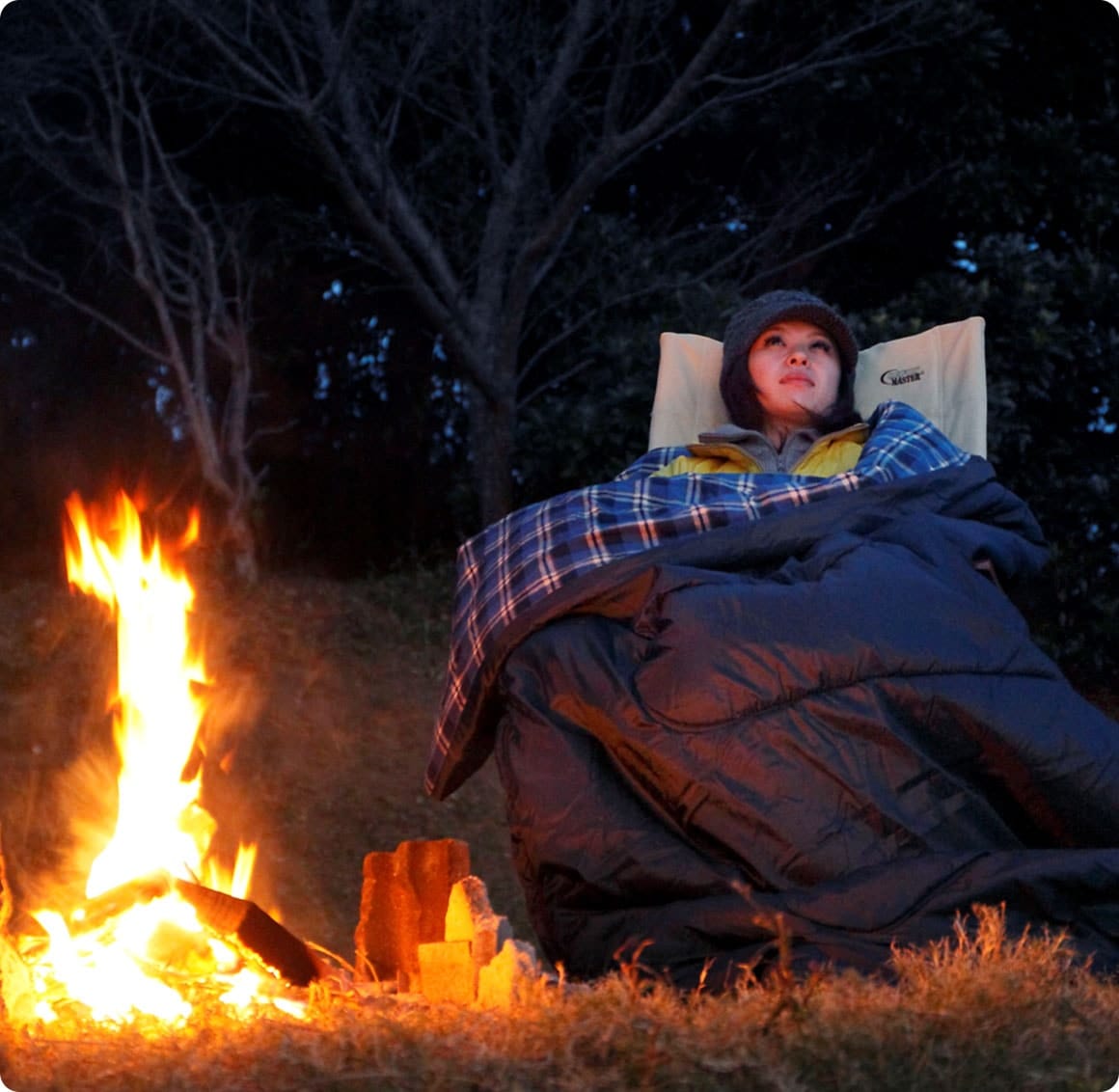 リクライニングできるキャンプ用のチェアとシュラフで冬の星空を観察