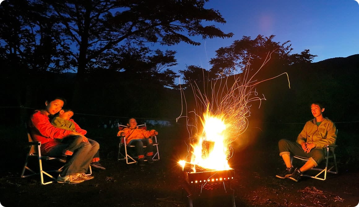 家族や友人と火を囲む