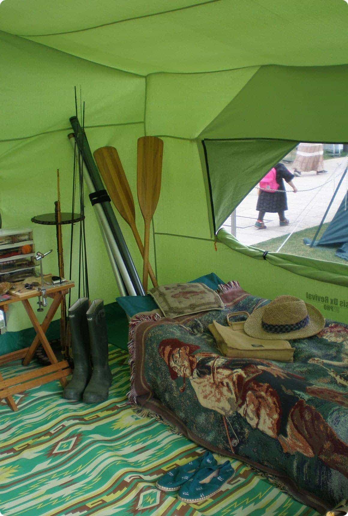 テントの窓の開け閉め