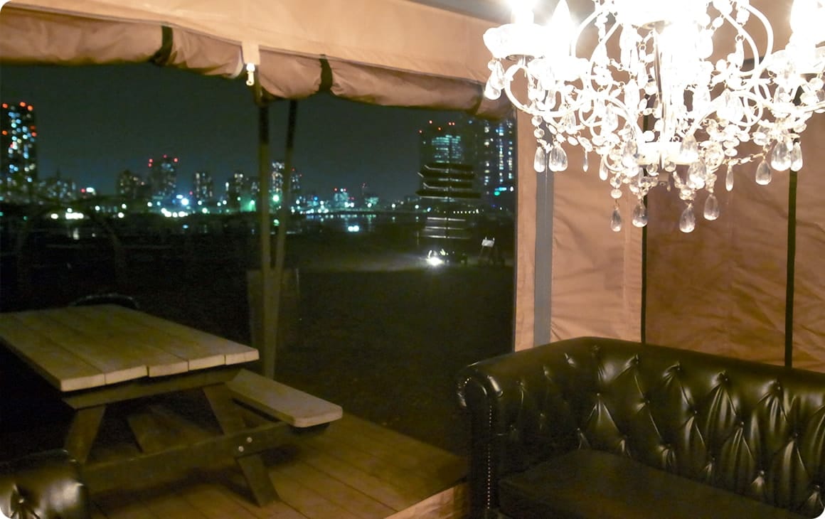 グランピングテントの中にはシャンデリアやベッド