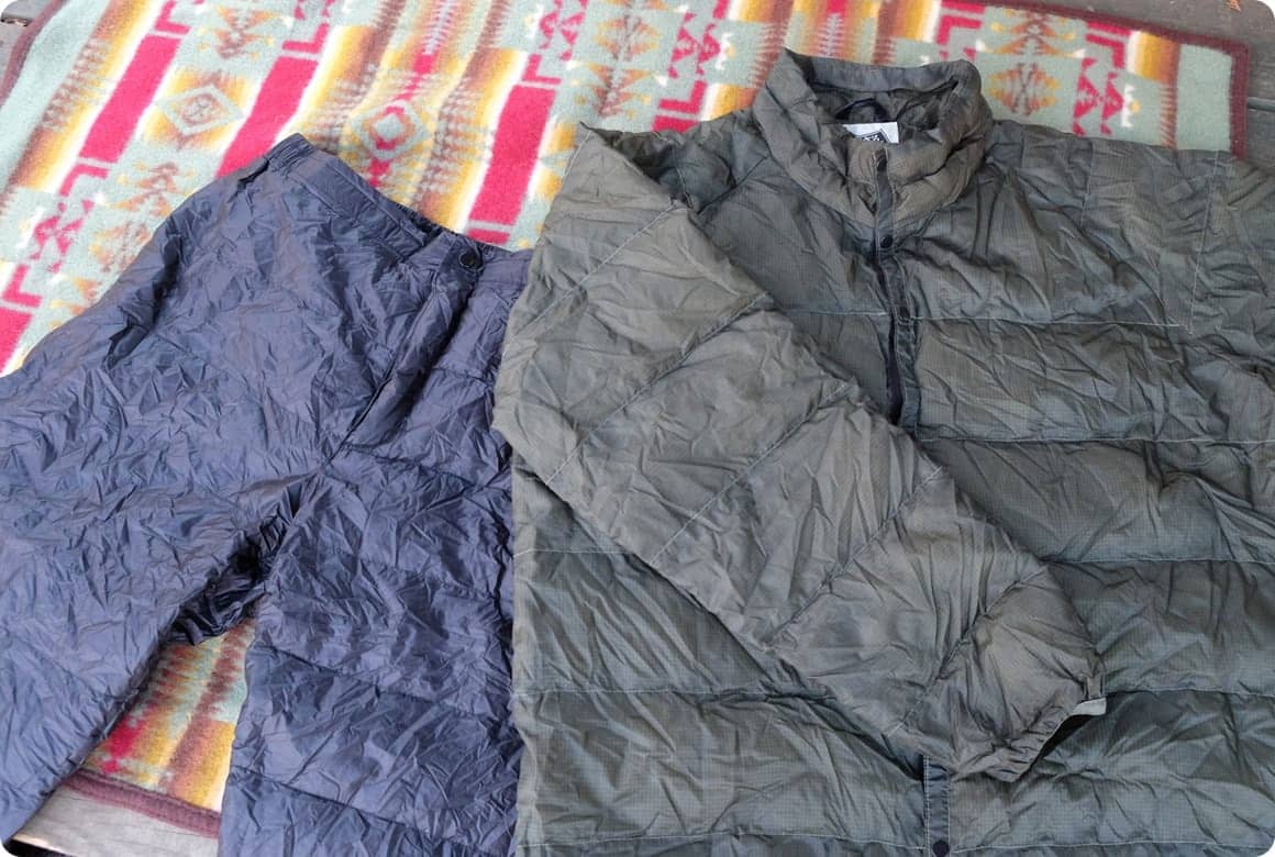 ダウンや化繊綿を封入した薄手のウエア