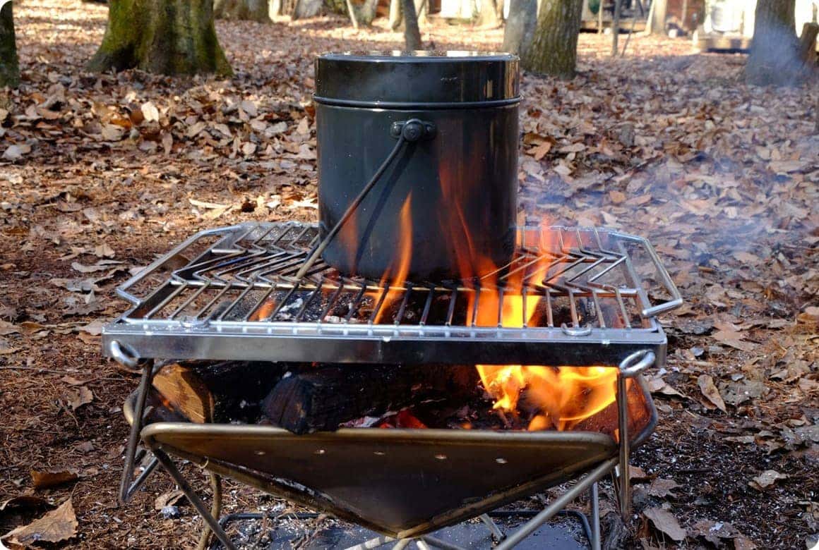 焚き火の勢いがよくなったら、鍋をかけます。最初は鍋底の側面半分くらいまで炎が回るよう、薪の高さや台の高さを調整しましょう。バーナーを使う場合は中火～強火です。