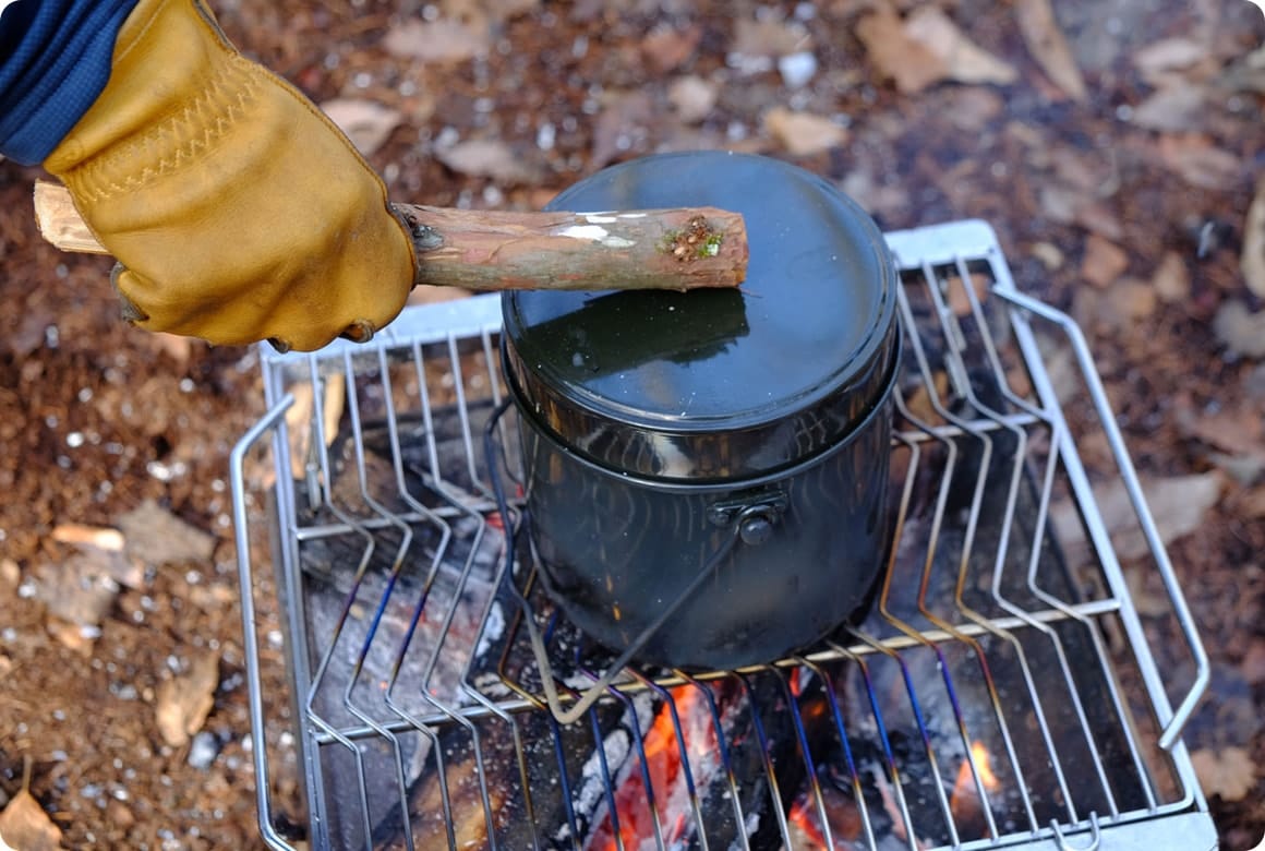 木の棒でふたを押さえてみると、沸騰している間はブツブツと手に振動が伝わります。振動がなくなったら炊きあがりの合図です。ふたはなるべくとらない方がいいのですが、不安なら1～2回ふたを開けて確認しても大丈夫。